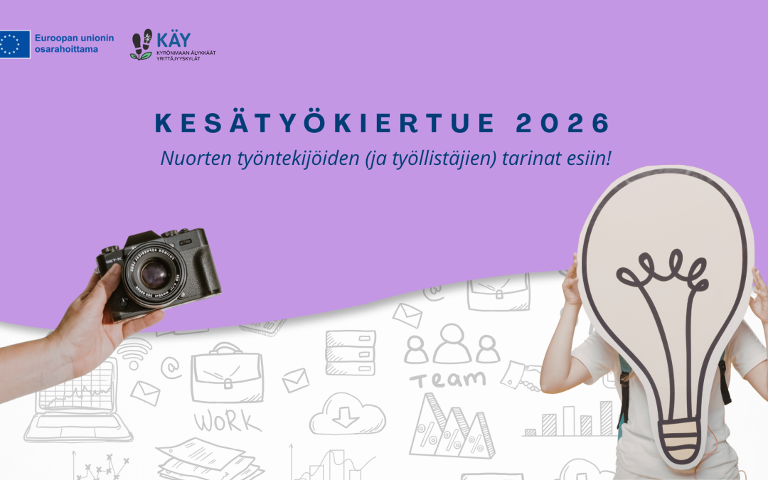 Kuvassa teksti Kesätyökiertue 2026, ja alateksti nuorten työntekijöiden tarinat esiin. Kuvassa on nuori henkilö pitämässä suurta hehkulamppua esittävää pahvia kasvojensa edessä, lisäksi kuvassa näkyy käsi, joka pitelee kameraa.